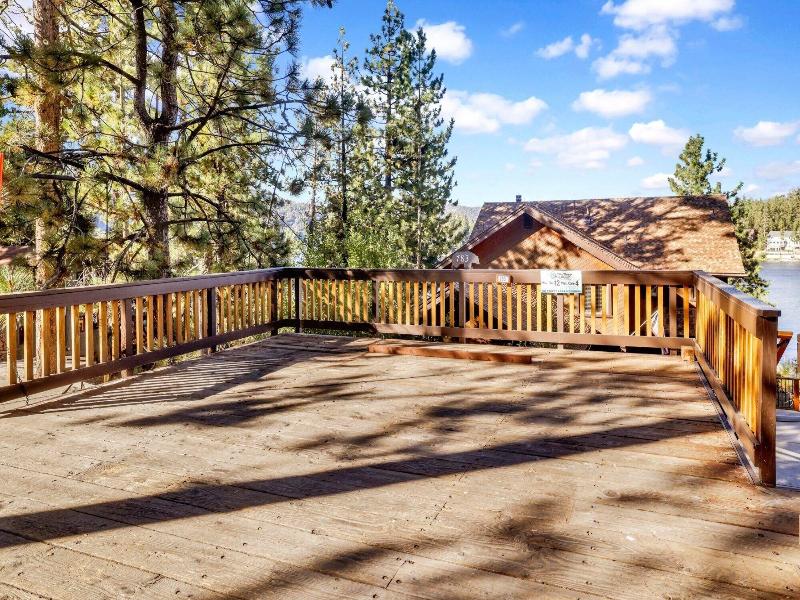 Cove Lakefront Chalet #2098 image