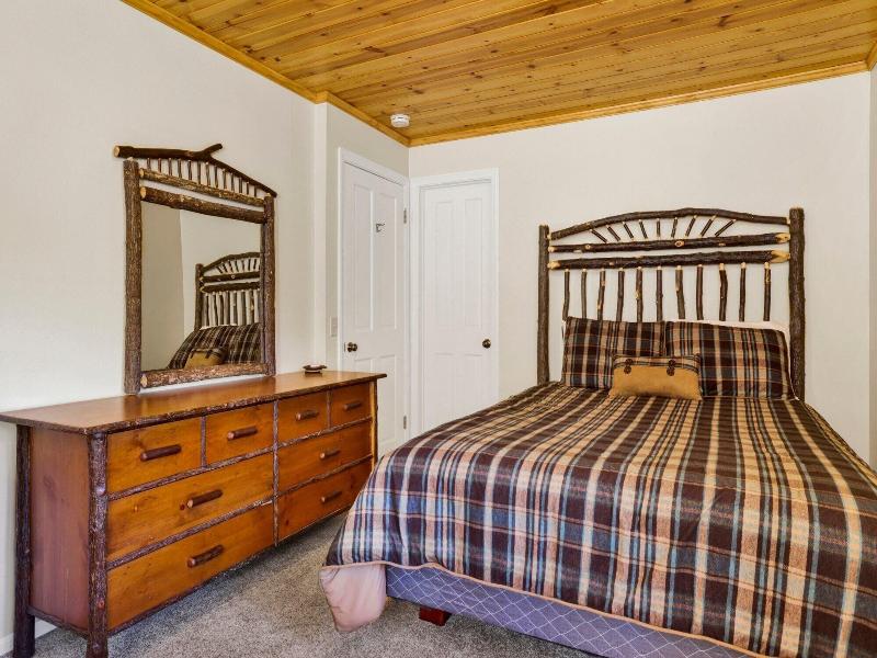 Cove Lakefront Chalet #2098 image