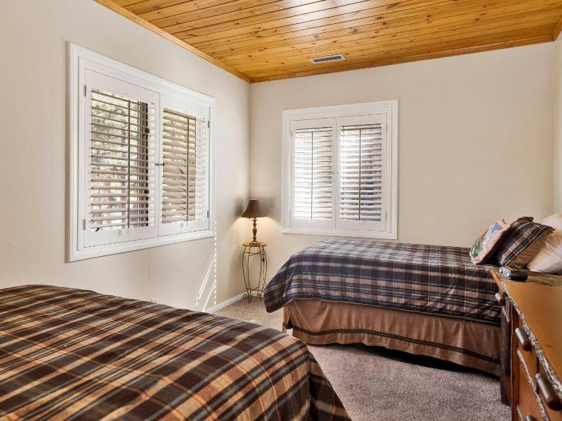 Cove Lakefront Chalet #2098 image