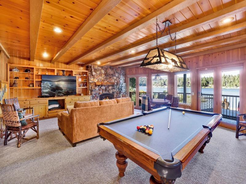 Cove Lakefront Chalet #2098 image