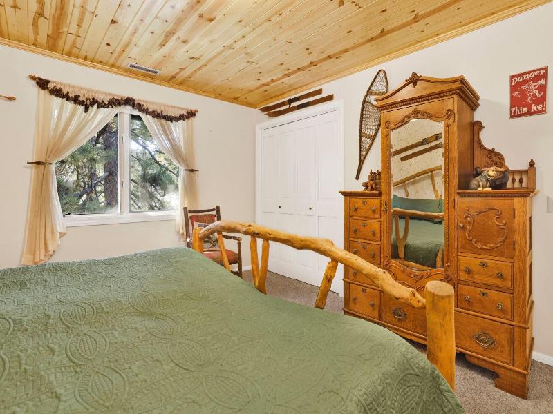 Cove Lakefront Chalet #2098 image