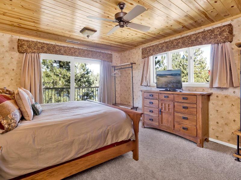 Cove Lakefront Chalet #2098 image