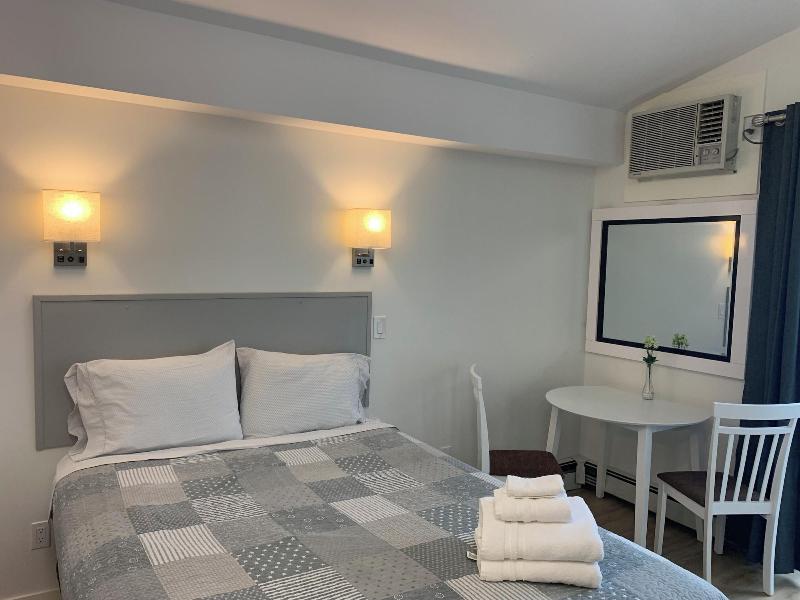 DOUBLE DELUXE QUEEN BED