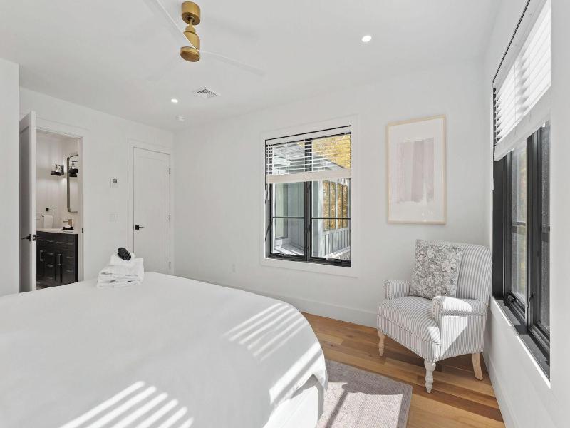 Forget-me-not By Avantstay Bold Lakefront Escape image