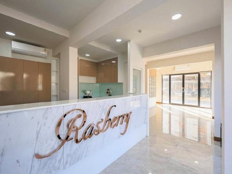Raspberry Mansion image
