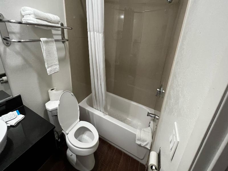 New American Inn And Suites image