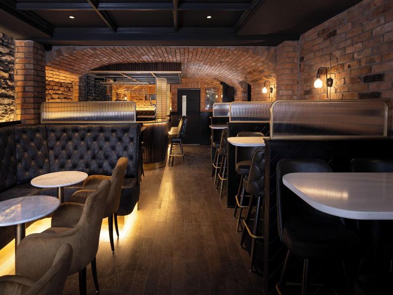 House 15 — bar