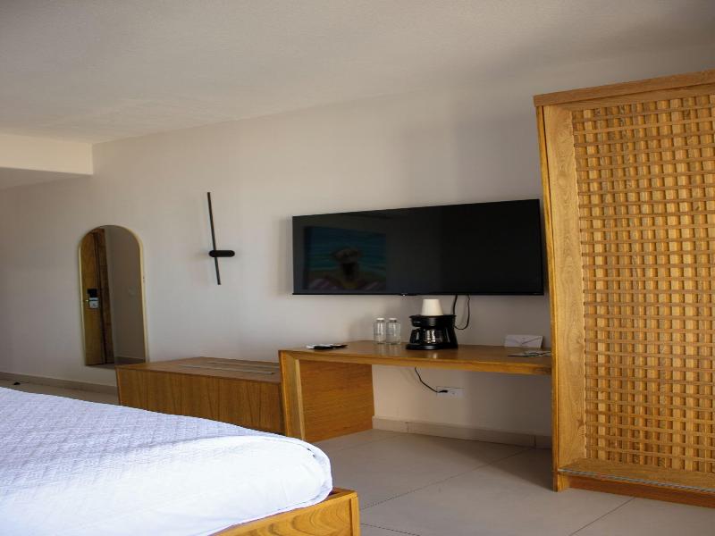 Costa Elegante Hotel & Suites image