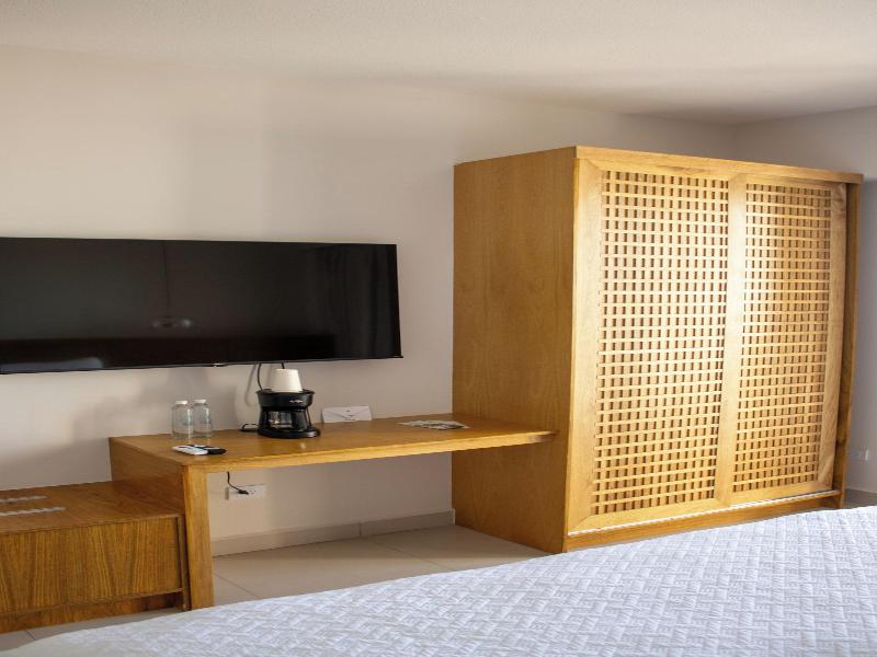 Costa Elegante Hotel & Suites image