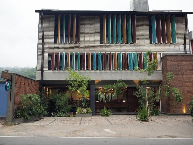 Lake Avenue image