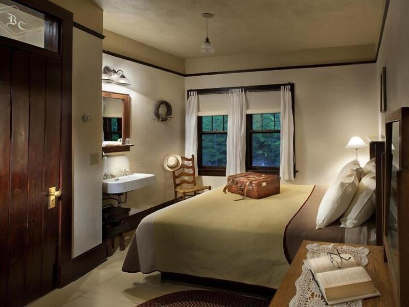 Belton Chalet image