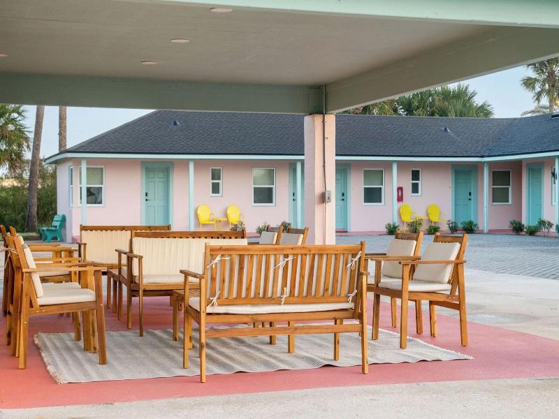 Haleys Court Boutique Motel — exterior view
