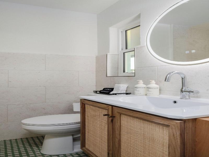 Haleys Court Boutique Motel image