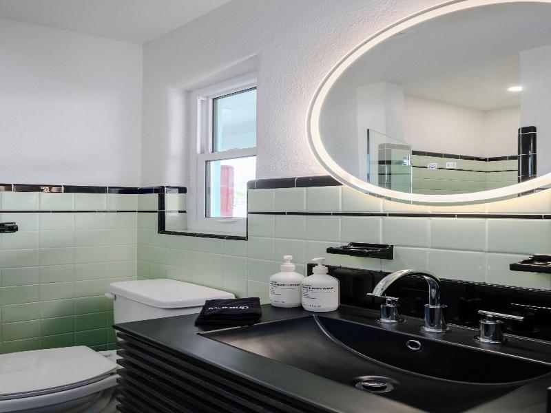 Haleys Court Boutique Motel image