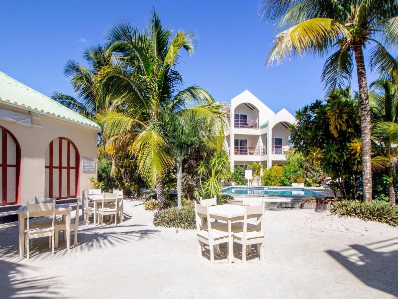 Tres Cocos Resort image