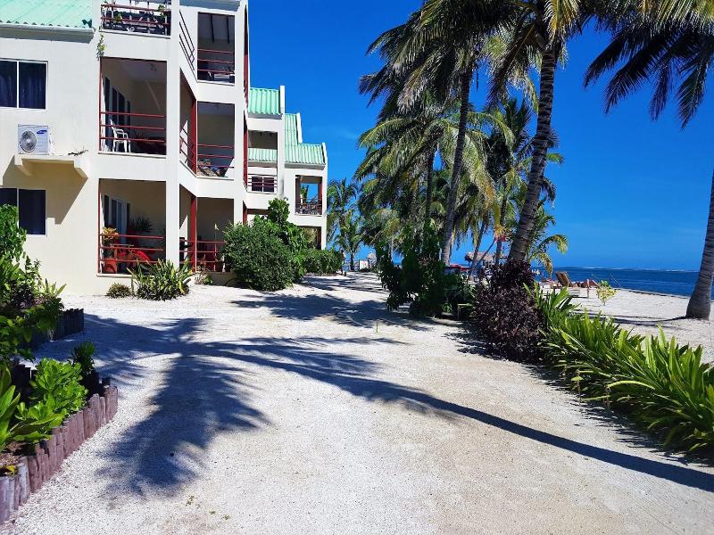Tres Cocos Resort image