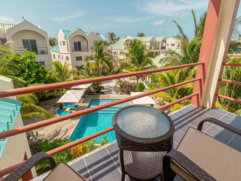 Tres Cocos Resort image