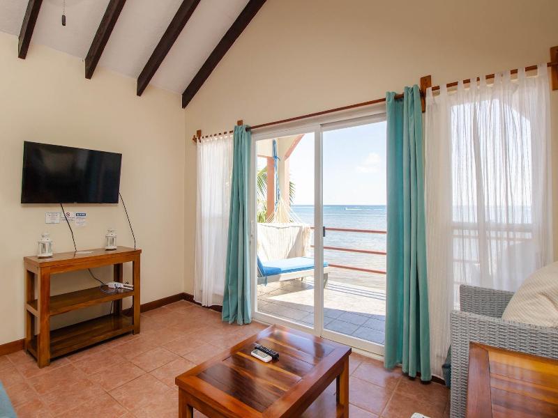 Tres Cocos Resort image