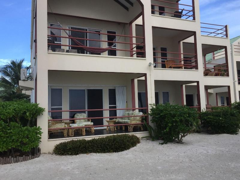 Tres Cocos Resort image
