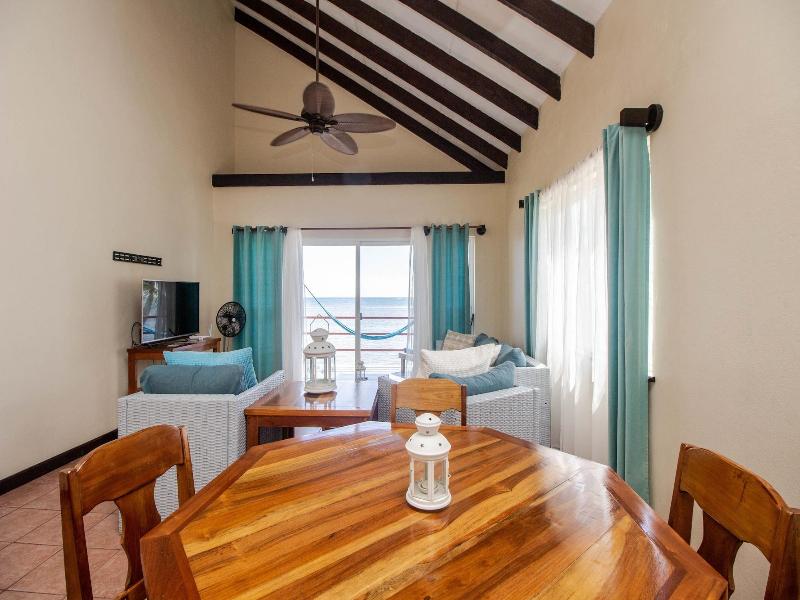 Tres Cocos Resort image