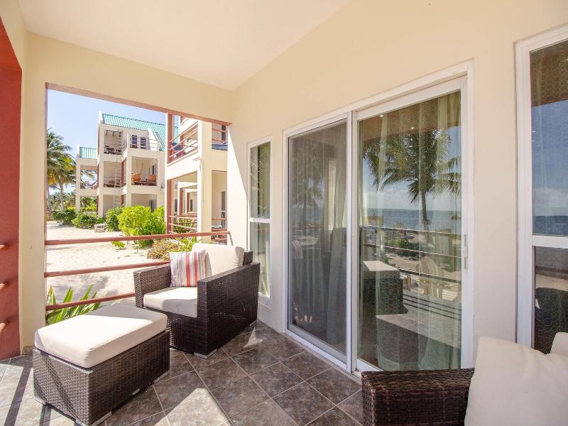 Tres Cocos Resort image