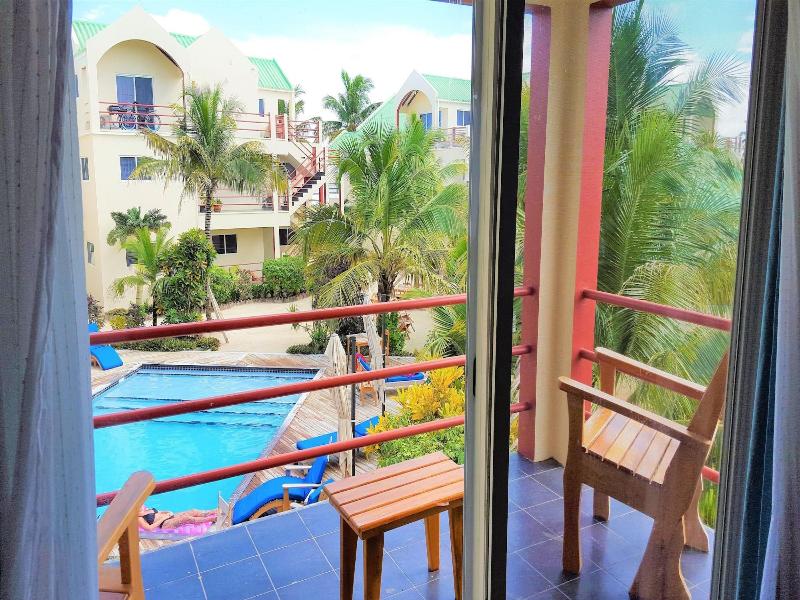 Tres Cocos Resort image
