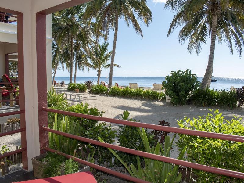 Tres Cocos Resort image