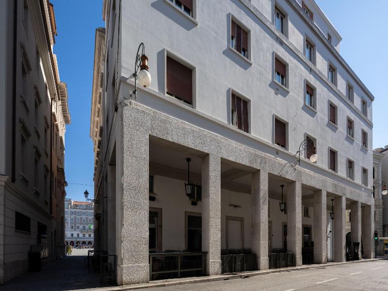 Vis A Vis Apartments image