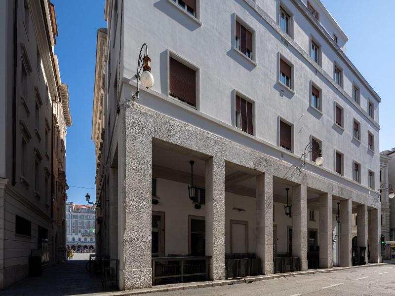 Vis A Vis Apartments image
