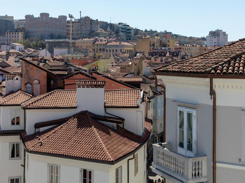Vis A Vis Apartments image