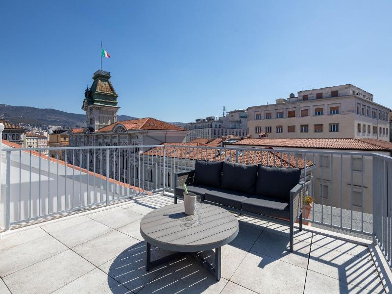 Vis A Vis Apartments image