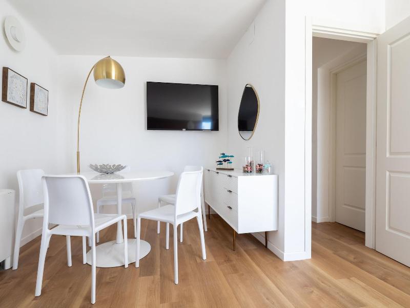 Vis A Vis Apartments image