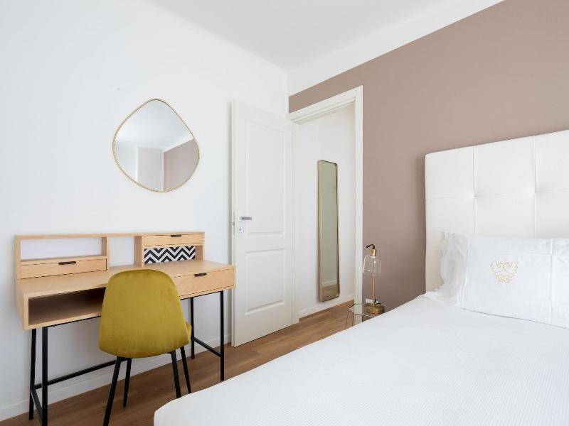 Vis A Vis Apartments image