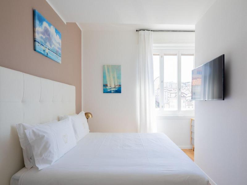 Vis A Vis Apartments image