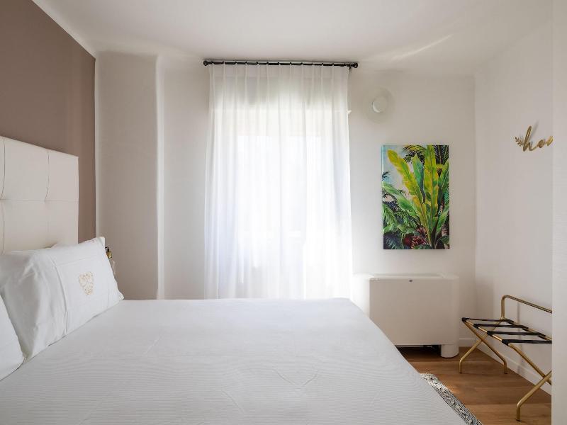 Vis A Vis Apartments image