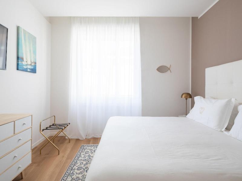 Vis A Vis Apartments image