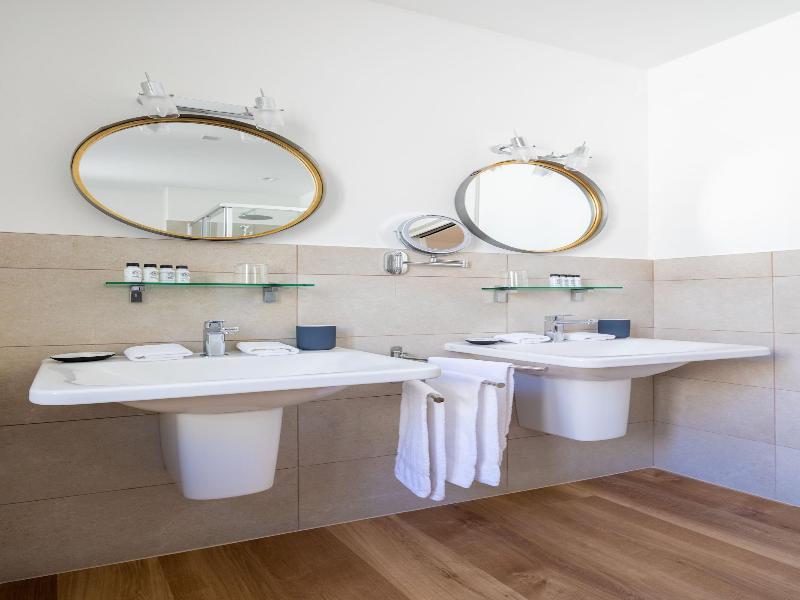 Vis A Vis Apartments image