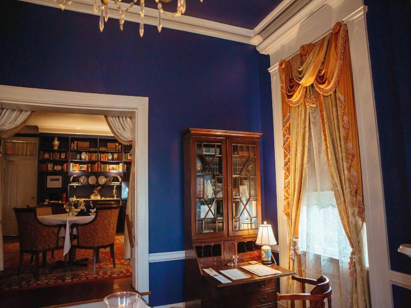 Anchuca Historic Mansion & Inn