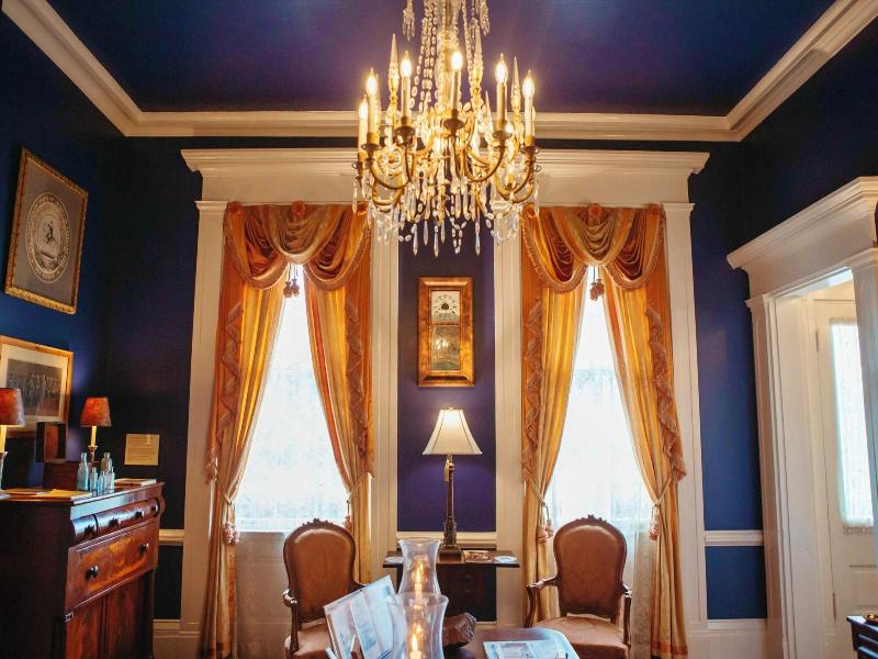 Anchuca Historic Mansion & Inn