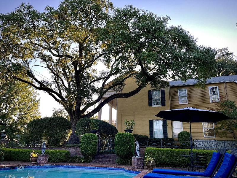 Anchuca Historic Mansion & Inn