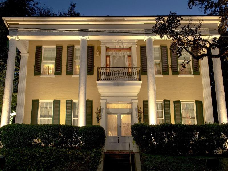 Anchuca Historic Mansion & Inn