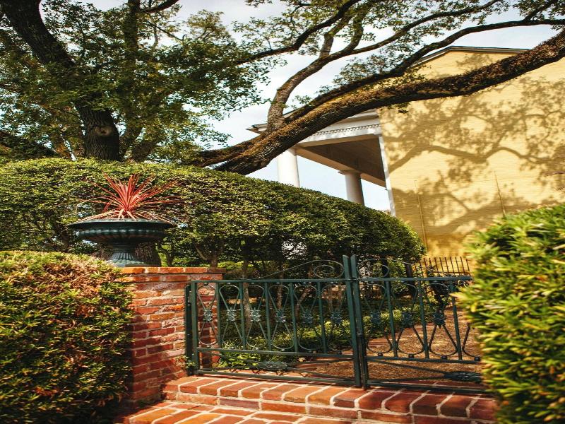 Anchuca Historic Mansion & Inn