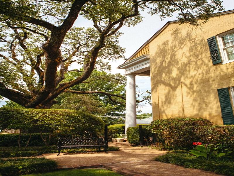Anchuca Historic Mansion & Inn