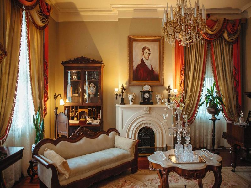 Anchuca Historic Mansion & Inn