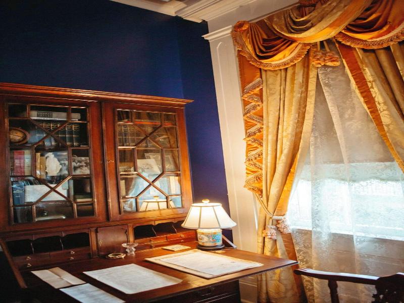 Anchuca Historic Mansion & Inn