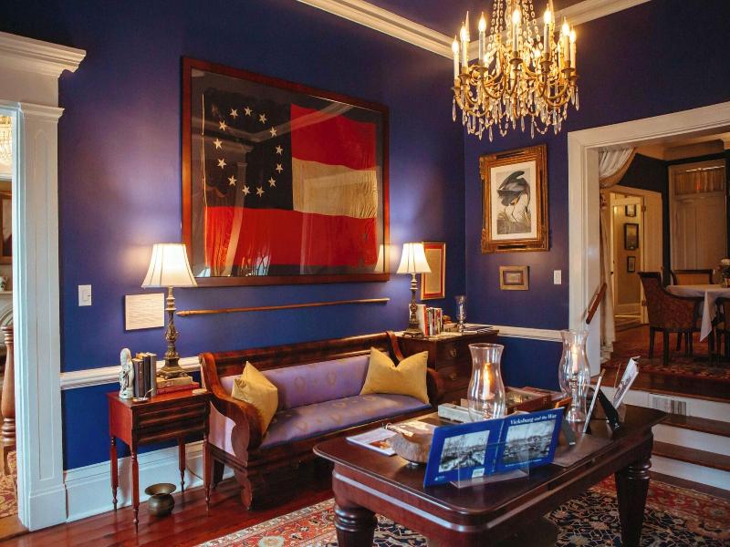 Anchuca Historic Mansion & Inn