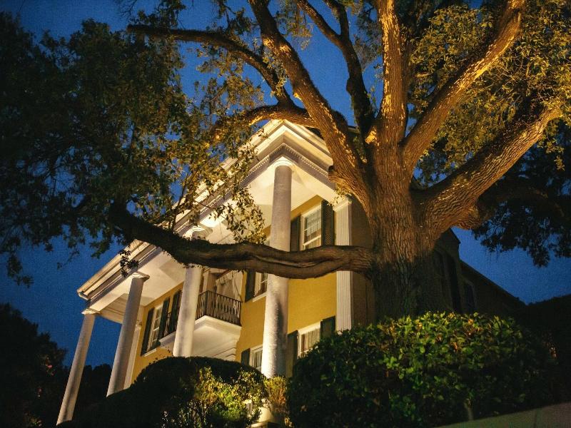 Anchuca Historic Mansion & Inn