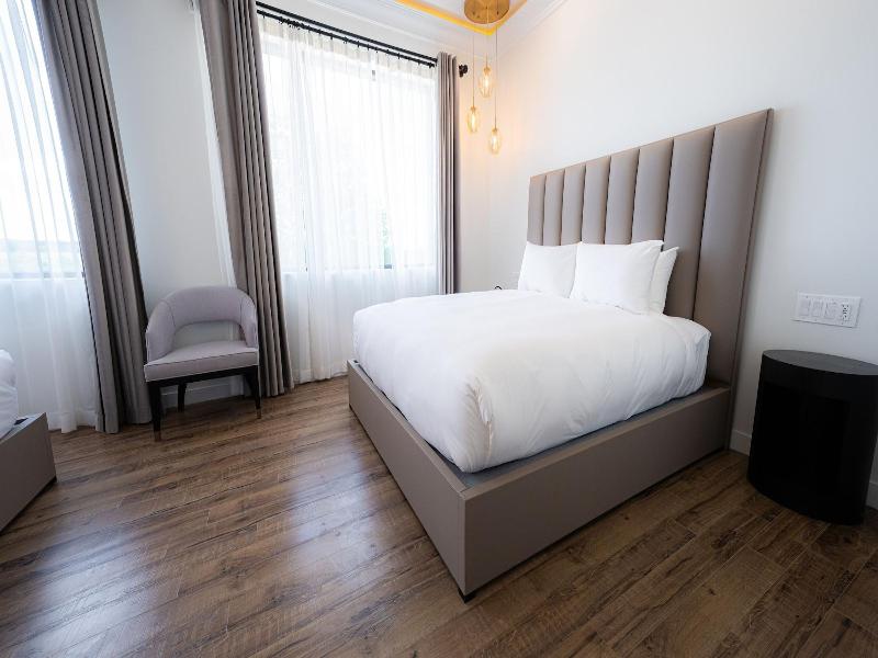 Mount Alverno Luxury Resorts image