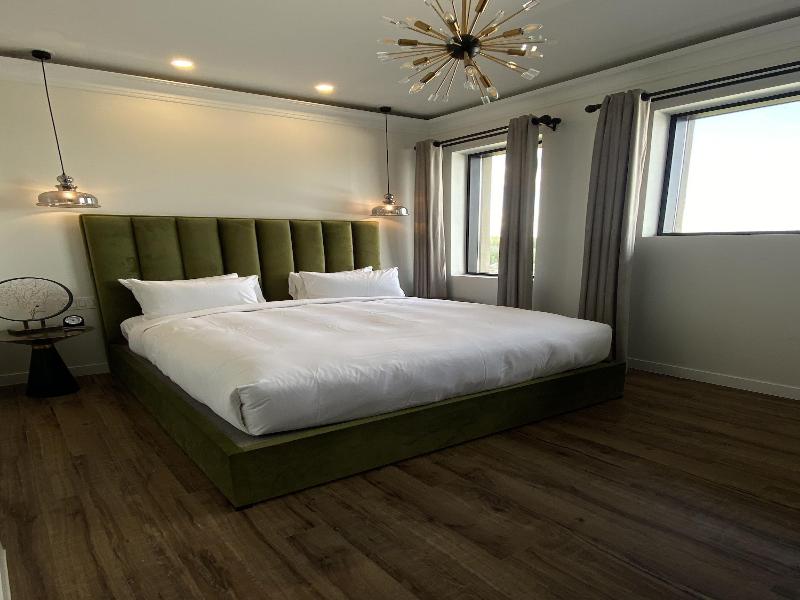 Mount Alverno Luxury Resorts image