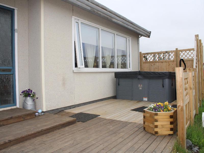 Stã³ri-bakki Guesthouse With Hot Tub